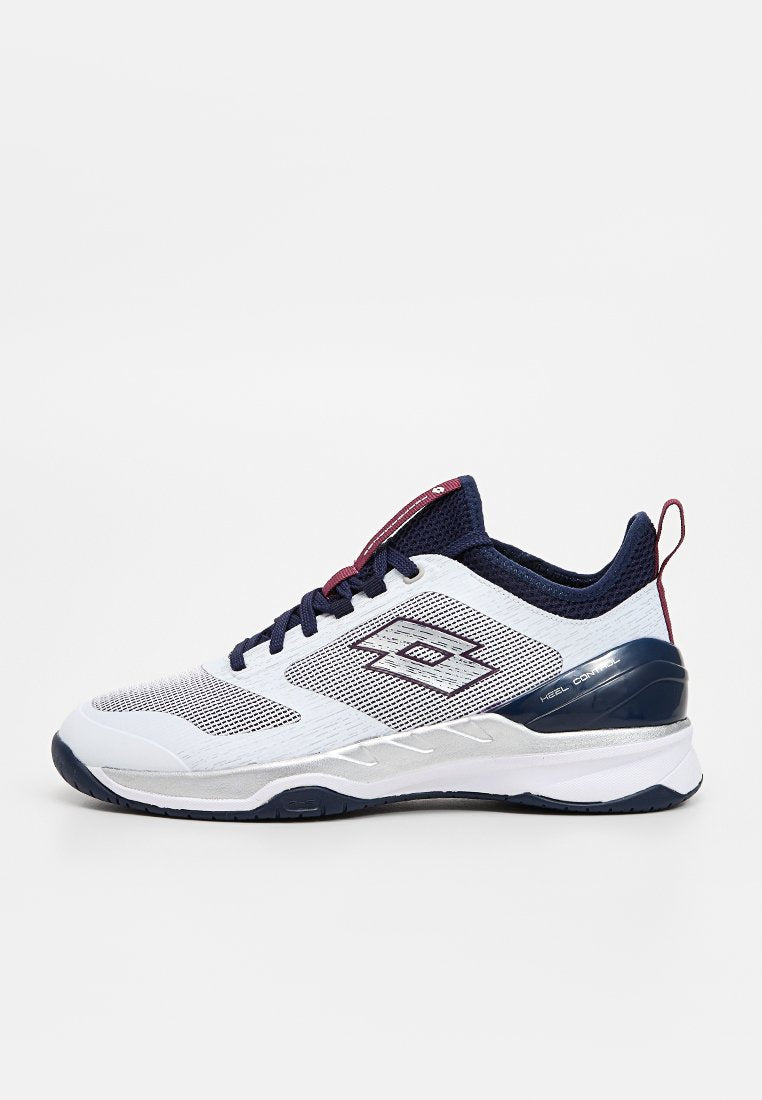 Sport Schuh mit weißem Mesh-Obermaterial, marineblauen Akzenten und einer kastanienbraunen Zuglasche. Verfügt über eine silberne Zwischensohle und eine strukturierte Gummisohle für Grip.