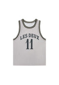 Graues Netz-Basketballtrikot mit schwarzem Rand. Mit "LES DEUX" und der Nummer "11" in schwarzer Schrift auffällig versehen.