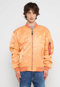 Pfirsichfarbene Satin-Bomberjacke mit gerippten Bündchen und Saum; ausgestattet mit einem Reißverschluss, Seitentaschen und einem dekorativen Etikett am Ärmel.