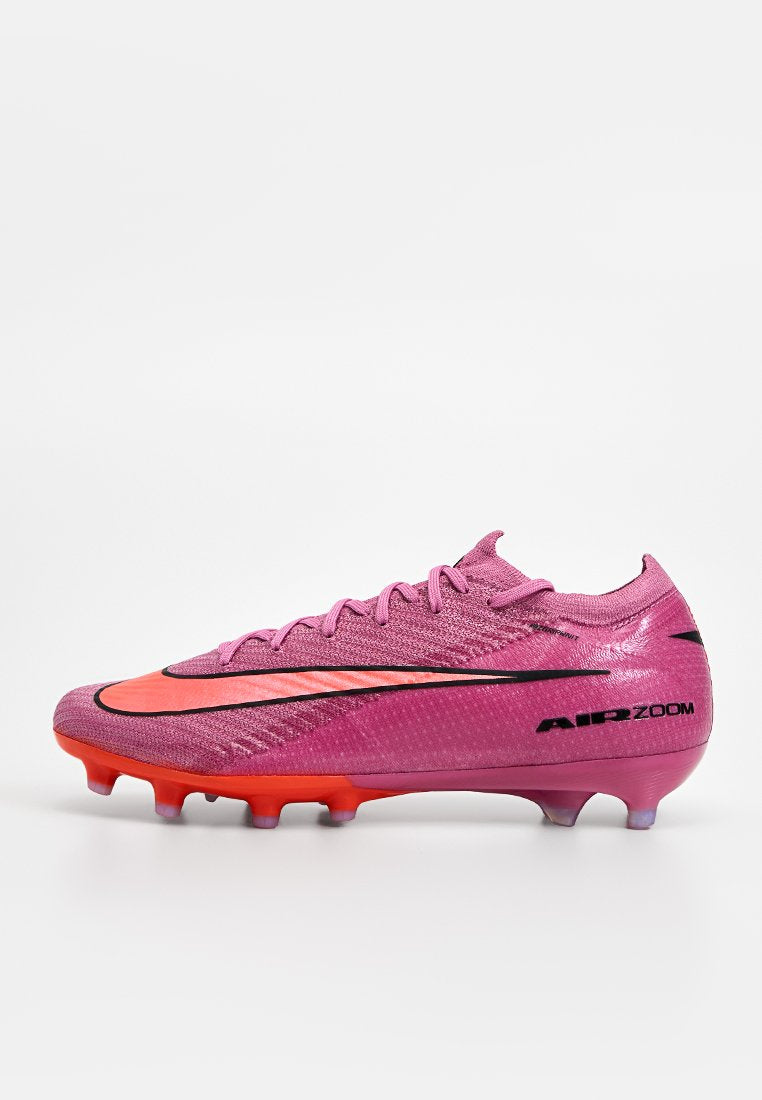 Rosa Fußballschuh mit glattem synthetischem Obermaterial, einem schwarzen Swoosh und einer Sohle mit Farbverlauf von Rot zu Pink sowie profilierten Stollen.