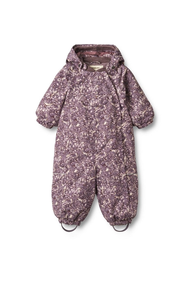 Lila, mit Blumenmuster versehener gepolsterter Schneeanzug mit Kapuze, elastischen Bündchen und Fußriemen. Weiche Textur, entworfen für Wärme und Komfort.