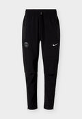 Schwarze Sporthose mit elastischem Bund, Reißverschlusstaschen, Paris Saint-Germain-Logo am linken Oberschenkel und weißem Nike-Swoosh am rechten Oberschenkel.