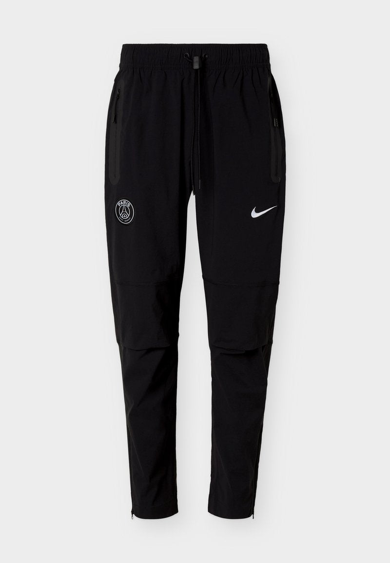Schwarze Sporthose mit elastischem Bund, Reißverschlusstaschen, Paris Saint-Germain-Logo am linken Oberschenkel und weißem Nike-Swoosh am rechten Oberschenkel.