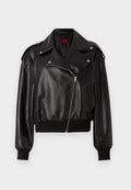 Schwarze Lederjacke in cropped Länge mit asymmetrischem Reißverschluss, breiten Revers und gerippten Bündchen sowie Saum. Verfügt über eine strukturierte Oberfläche und eine Seiten- tasche.