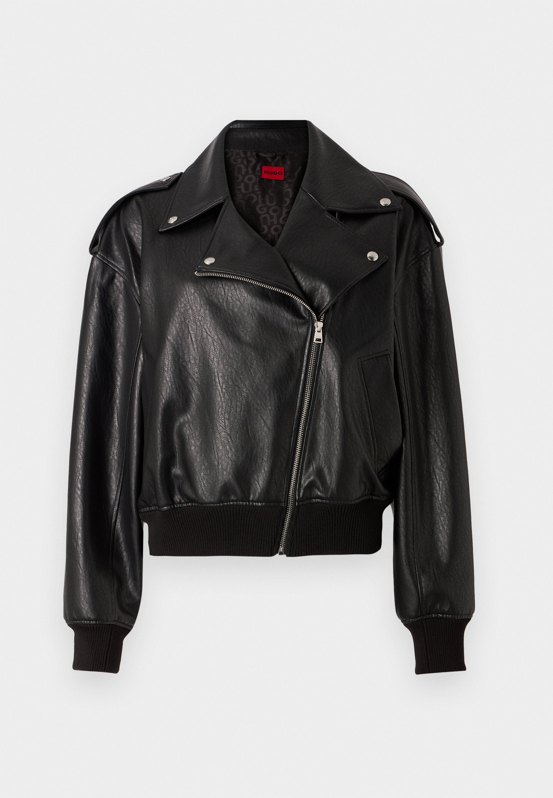 Schwarze Lederjacke in cropped Länge mit asymmetrischem Reißverschluss, breiten Revers und gerippten Bündchen sowie Saum. Verfügt über eine strukturierte Oberfläche und eine Seiten- tasche.