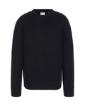 Gestrickter schwarzer Pullover mit klassischem Rundhalsausschnitt, strukturiertem Stoff sowie gerippten Bündchen und Saum. Etikett am Halsausschnitt sichtbar.