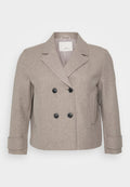 Doppelt geschnittene Jacke aus einem hellbeigen Wollmix. Mit schwarzen Knöpfen, einem Reverskragen und einer einzelnen Tasche auf der rechten Seite.