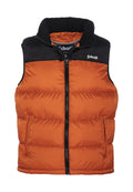 Puffweste in Orange mit schwarzem Kragen, Reißverschluss und Seitenfächern. Hergestellt aus glattem Stoff mit einem gesteppten Muster zur Isolierung.