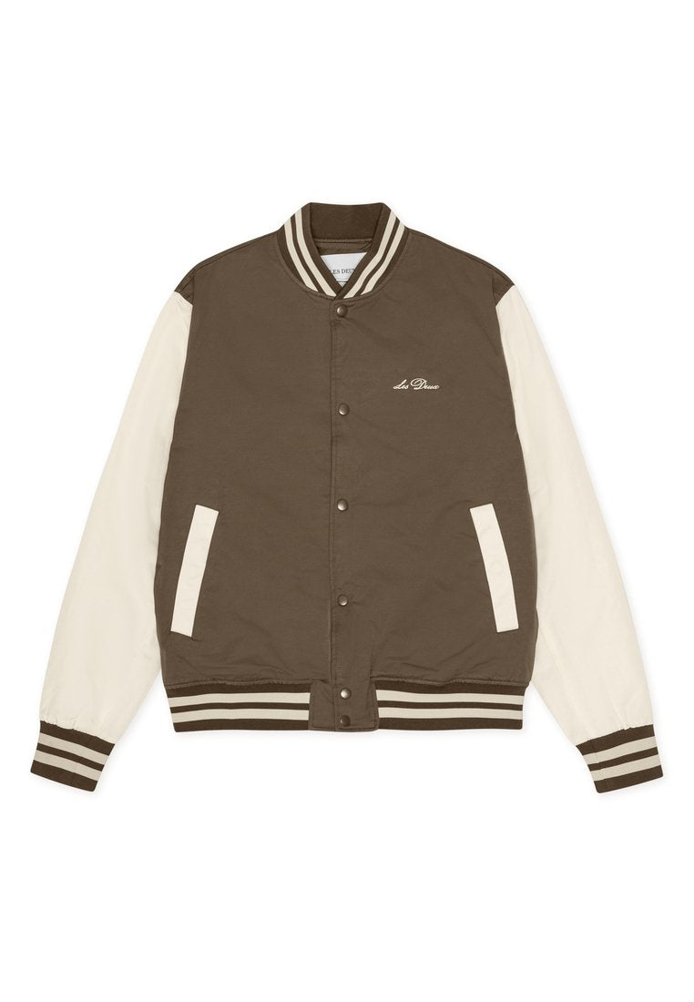 Braune und cremefarbene Collegejacke mit gestreiftem, geripptem Kragen und Bündchen, Druckknopfverschluss, seitlichen Taschen und besticktem Logodetail.