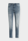 Hellblaue Slim-Fit-Jeans mit vorderer Knopf- und Reißverschluss, fünf Taschen und dezenten verwaschenen Details.