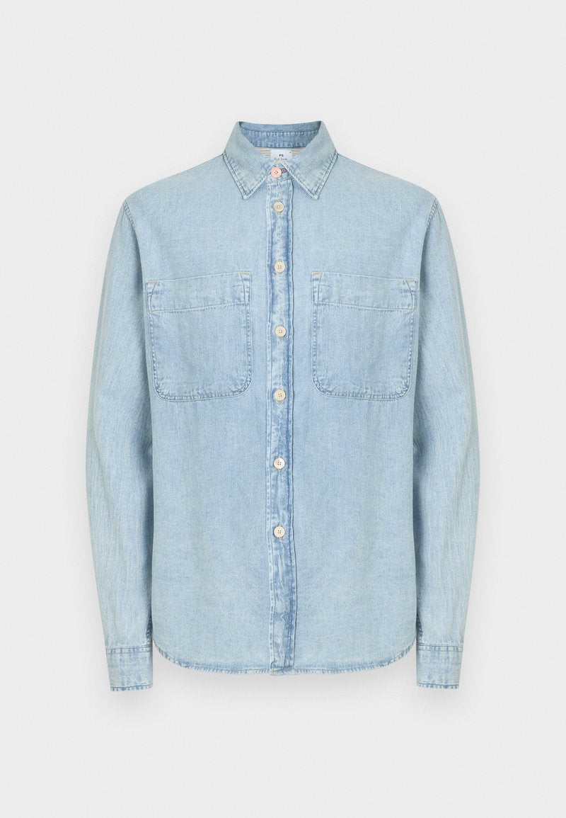 Hellblaues Jeanshemd mit klassischem Kragen, durchgehender Knopfleiste, zwei Brusttaschen und langen Ärmeln. Mit heller Nahtführung und Knopfdetails.