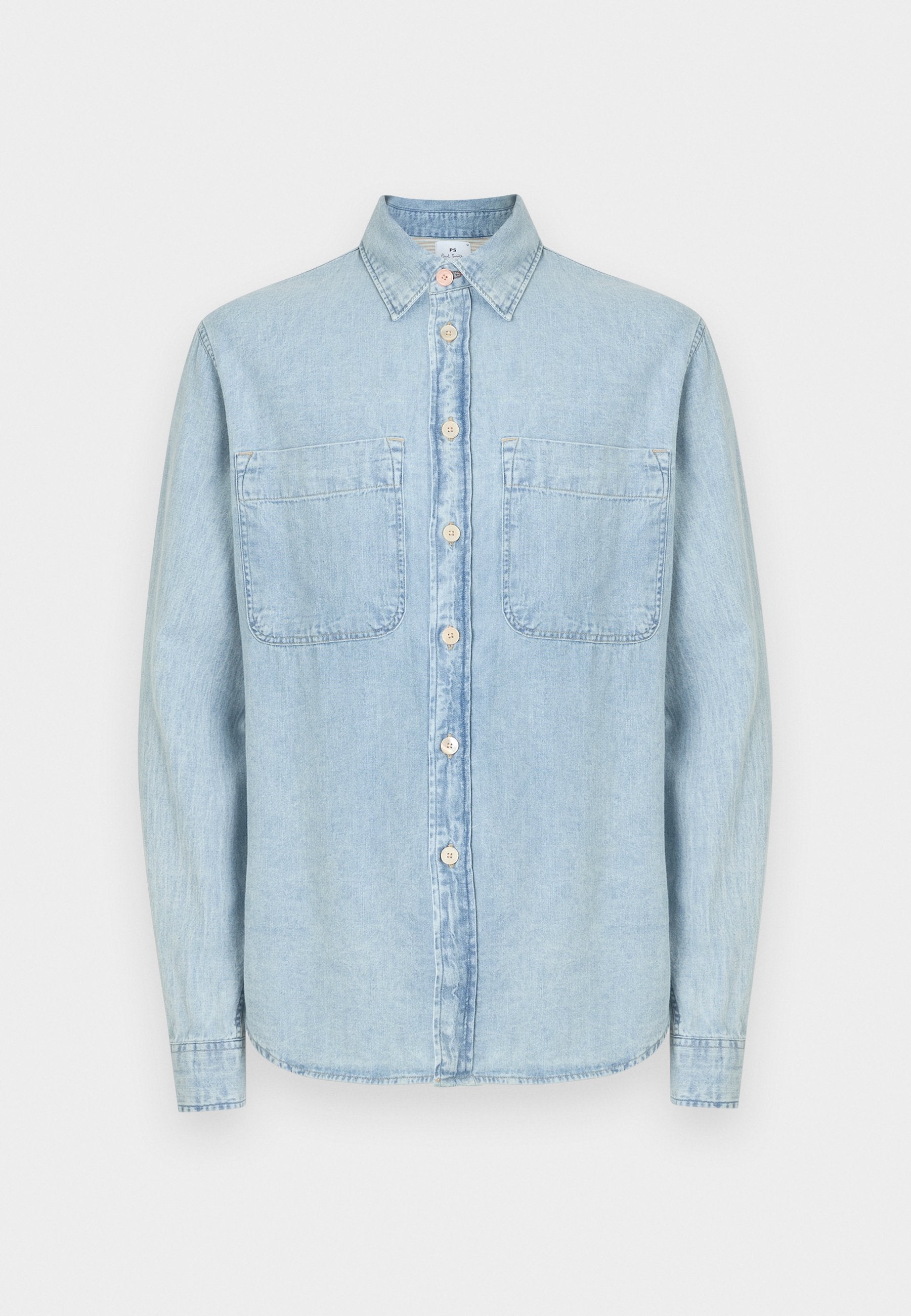 Hellblaues Jeanshemd mit klassischem Kragen, durchgehender Knopfleiste, zwei Brusttaschen und langen Ärmeln. Mit heller Nahtführung und Knopfdetails.