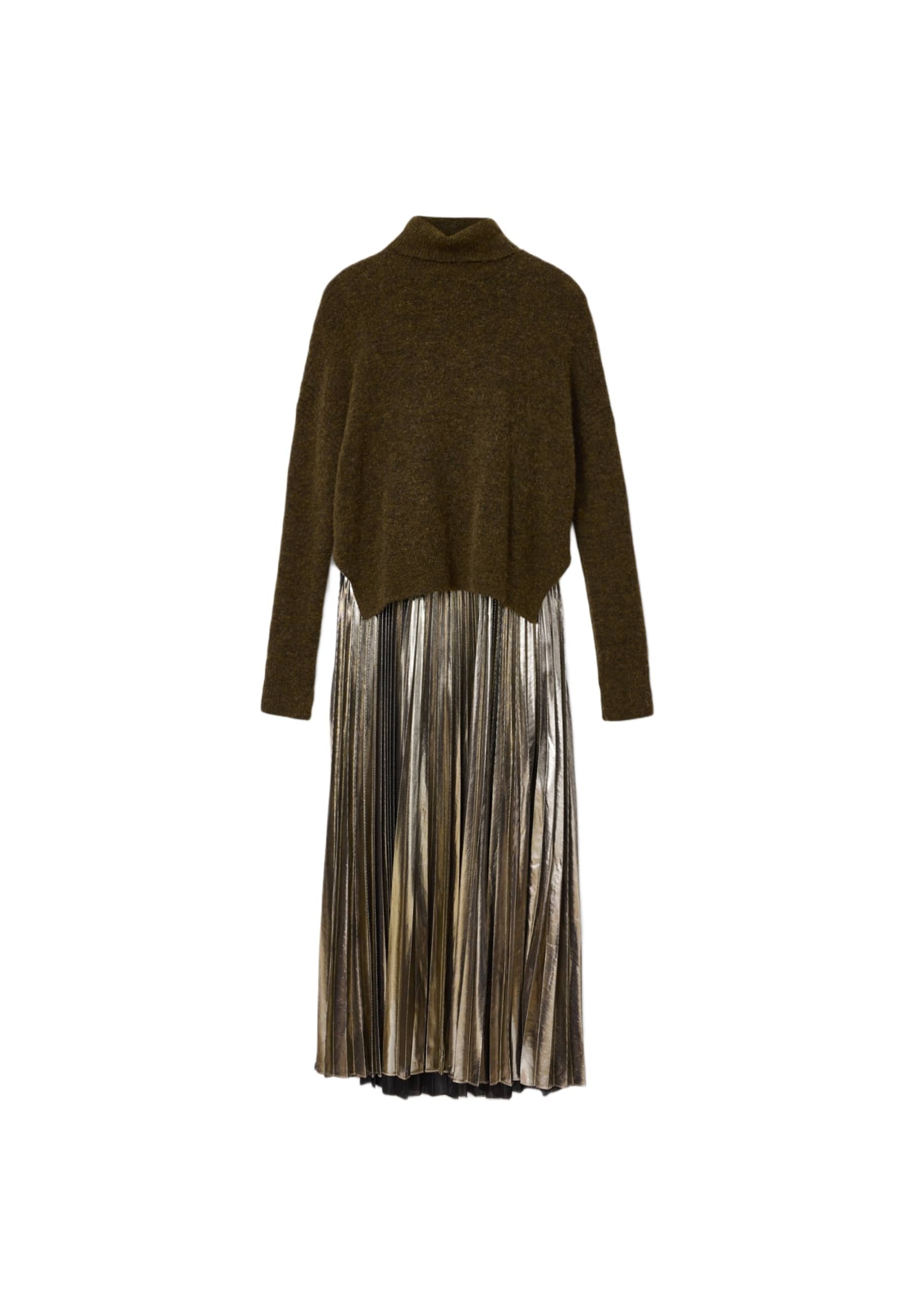 Gestreiftes olivgrünes Rollkragenoberteil mit cropped Design, kombiniert mit einem silbernen, gefalteten Metallic-Rock, der einen geschichteten Effekt erzeugt.