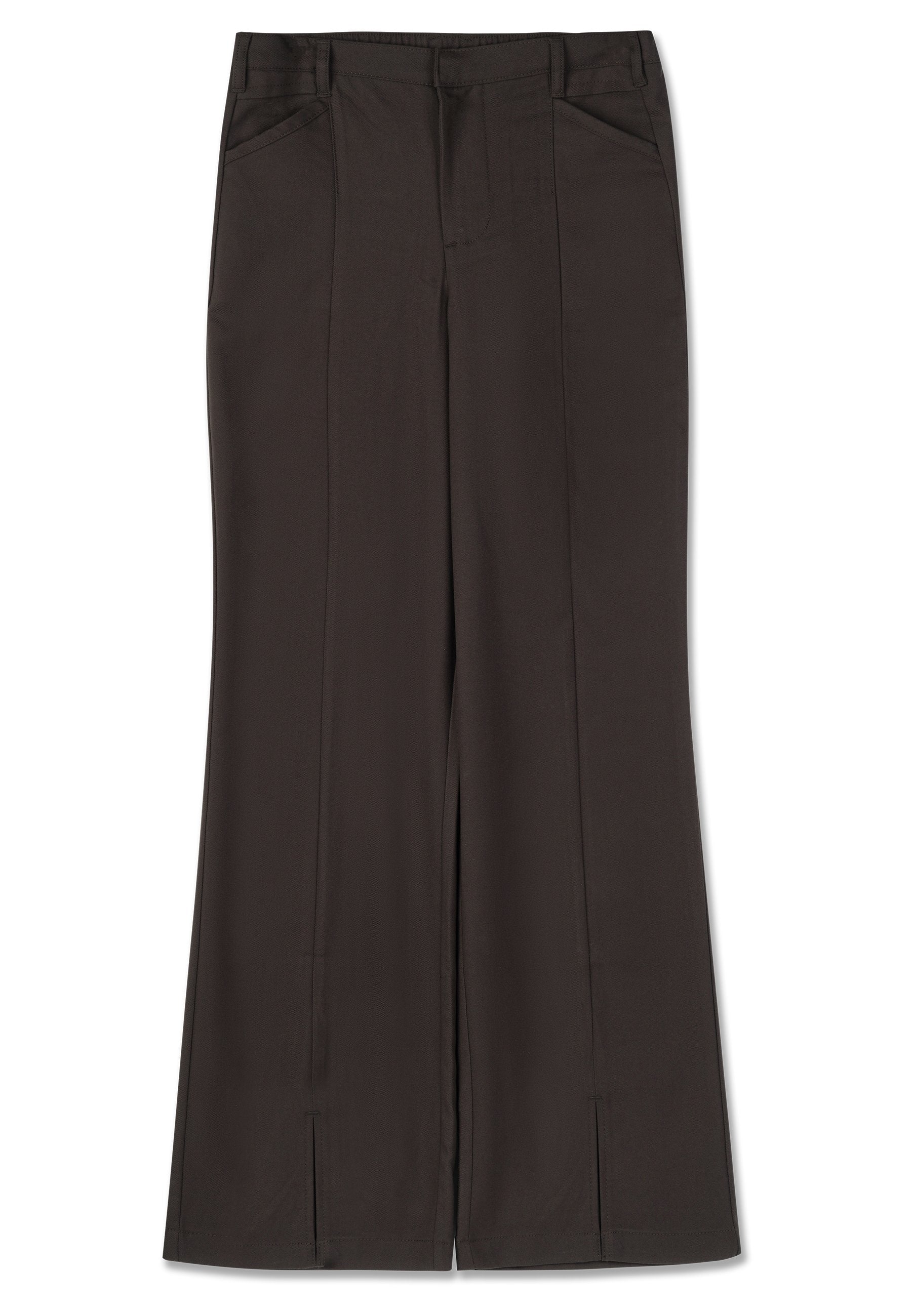 Braune Hose aus glattem Stoff, mit zwei vorderen Taschen, geradem Bein und dezenten Vorderfalten sowie seitlichen Schlitzen am Saum.