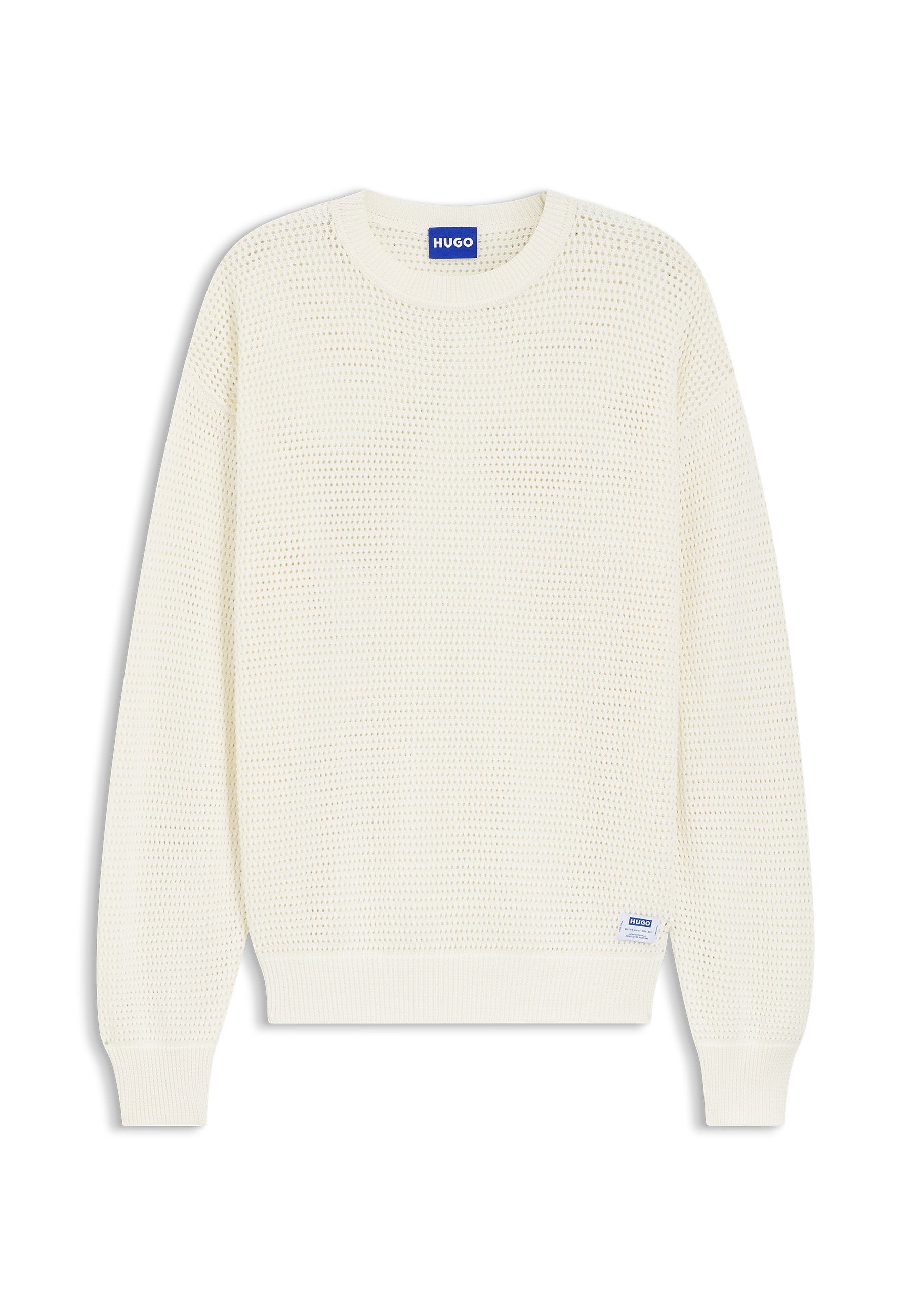 Cremefarbener, langärmeliger Strickpullover mit gerippten Bündchen und Saum, versehen mit einem blauen "HUGO"-Etikett am Halsausschnitt und am unteren Saum.