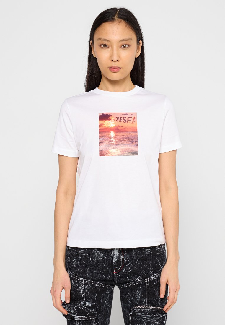 Weißes Baumwoll-T-Shirt mit einem zentralen Grafikdruck eines Sonnenuntergangs über Wasser, mit teilweise sichtbarem Text "DIESEL". Kurze Ärmel, runder Halsausschnitt.