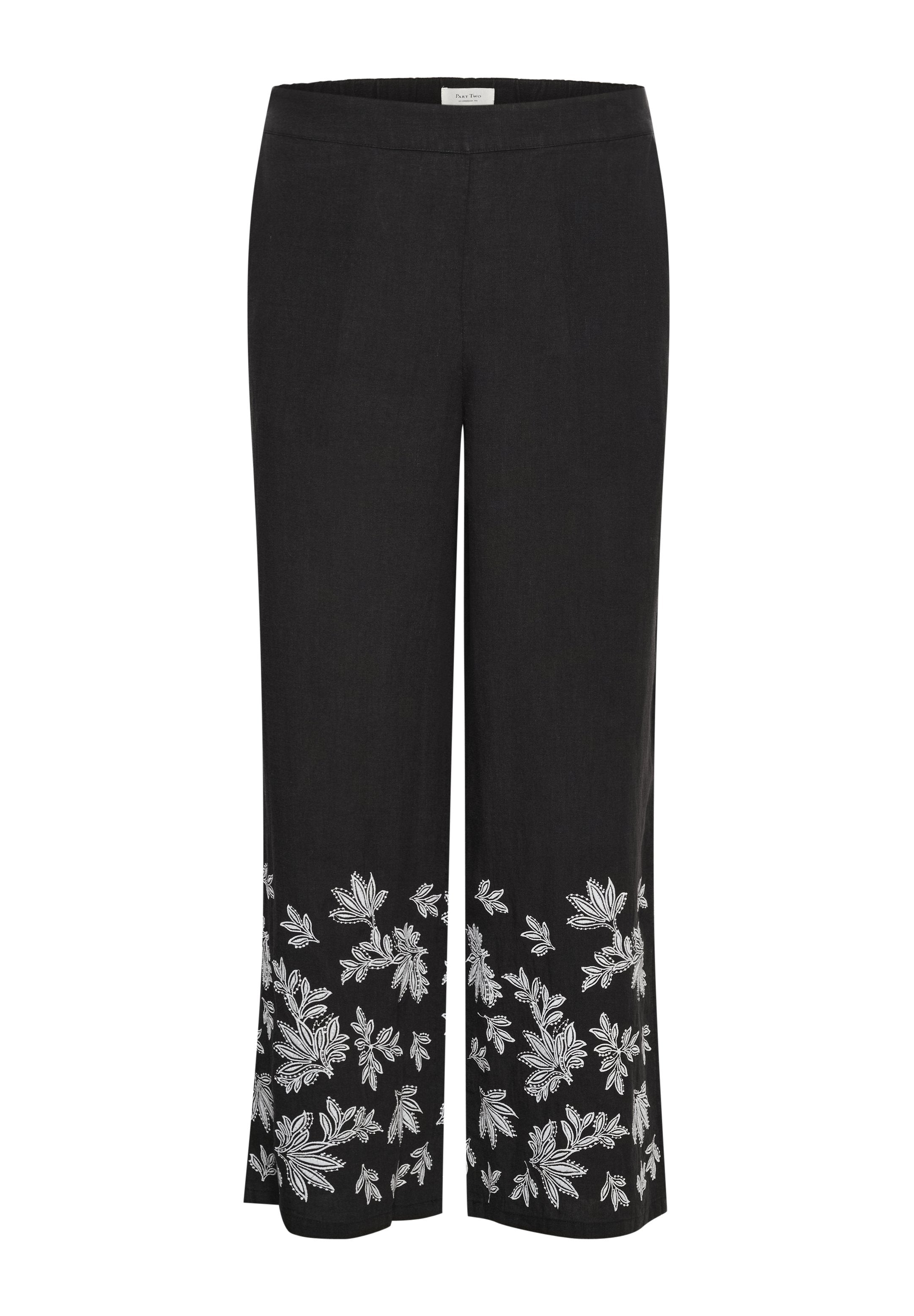 Schwarze Leinenhosen mit weit ausladendem Bein, versehen mit aufwendiger weißer Blumenstickerei am unteren Saum und einem glatten Bund.