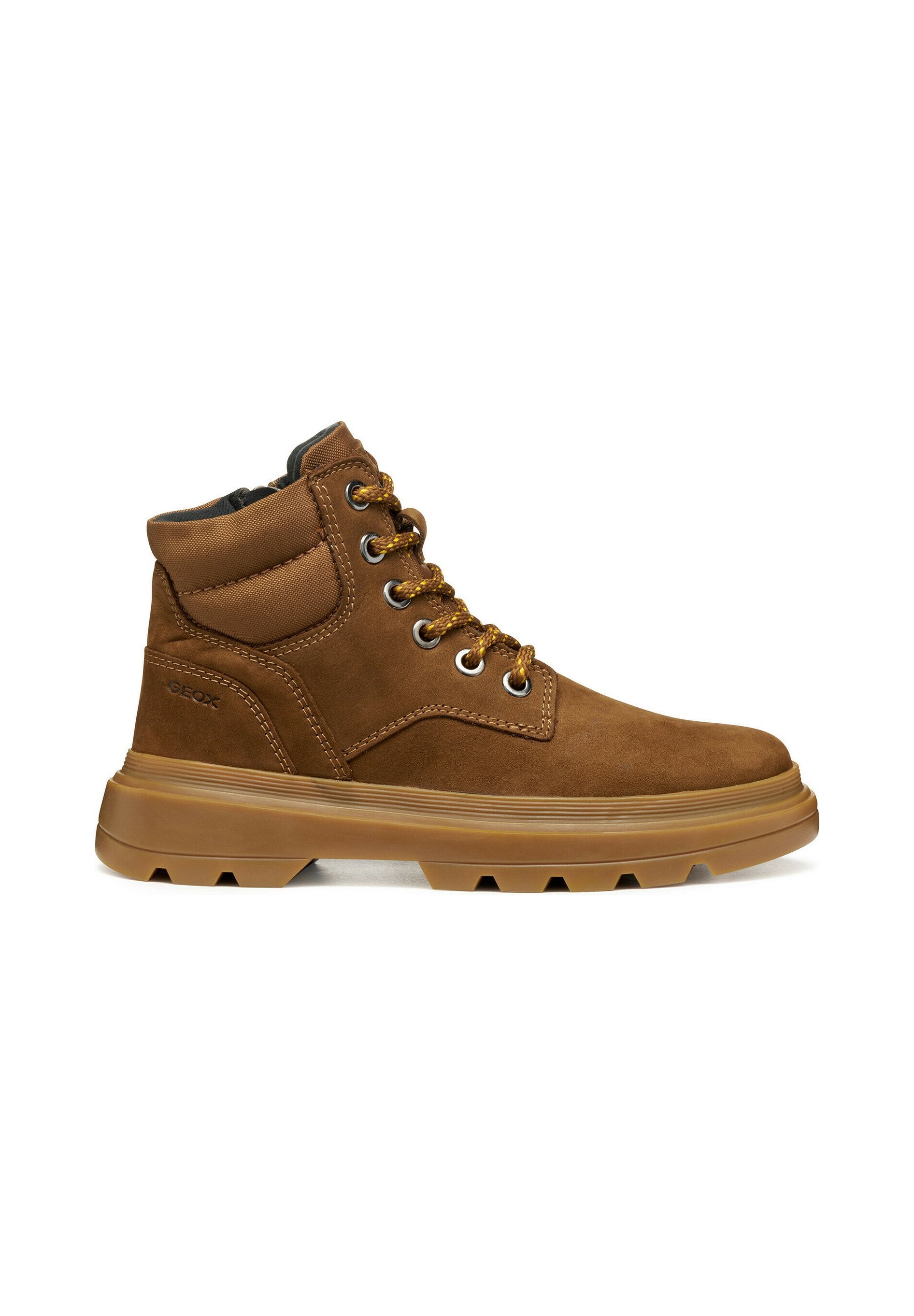 Braune Wildleder-Ankle-Boots mit gepolstertem Kragen, gelb-braunen Schnürsenkeln, Metallösen und dicker Gummisohle mit Profil für den Einsatz im Freien.