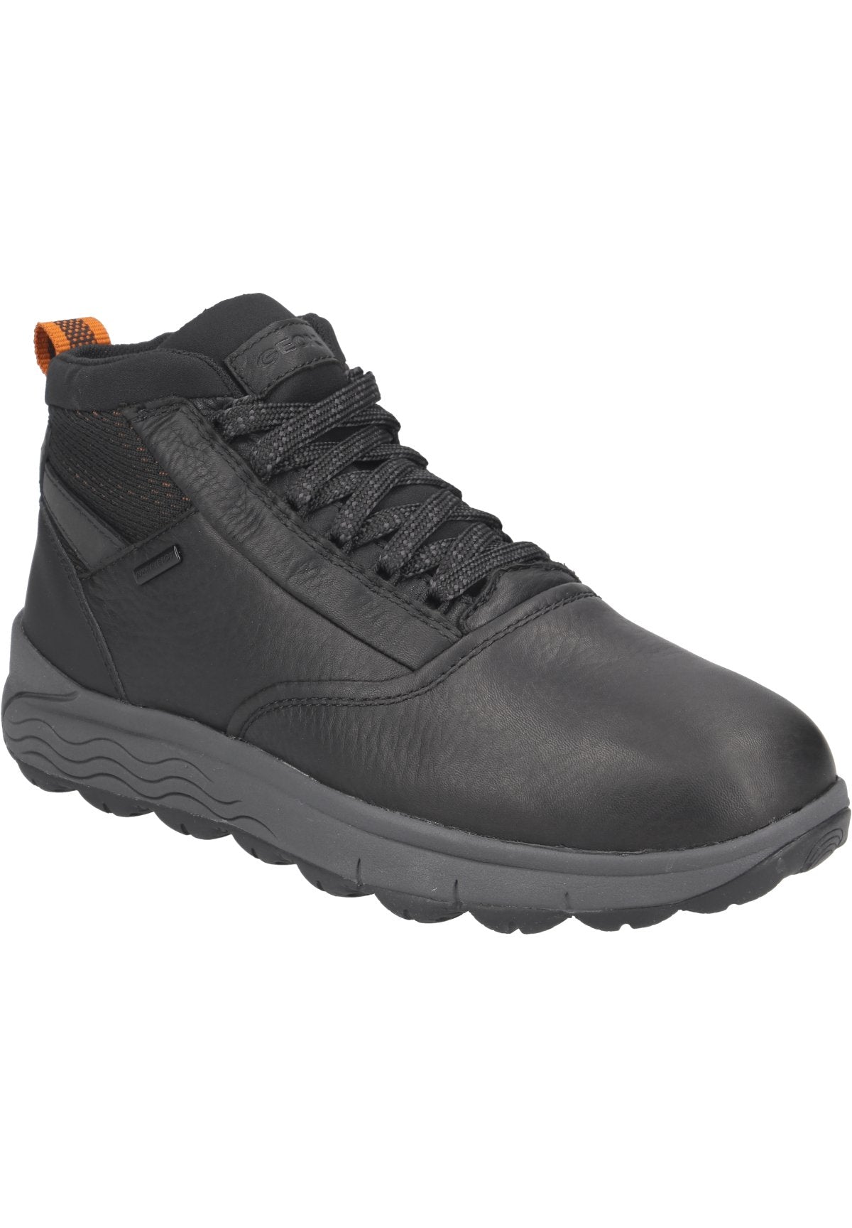 Schwarze High-Top-Sneaker mit einem Obermaterial aus Leder, strukturierten Mesh-Einsätzen, grauer Gummisohle und orangefarbenem Akzent an der Fersenschlaufe.