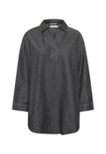 Dunkelgraues Jeanshemd mit halber Knopfleiste, langen Ärmeln und kragenlosem Ausschnitt. Mit minimaler Nahtgestaltung und lässiger Passform.