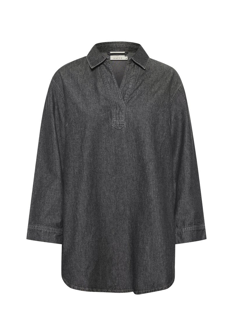 Dunkelgraues Jeanshemd mit halber Knopfleiste, langen Ärmeln und kragenlosem Ausschnitt. Mit minimaler Nahtgestaltung und lässiger Passform.