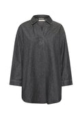 Dunkelgraues Jeanshemd mit halber Knopfleiste, langen Ärmeln und kragenlosem Ausschnitt. Mit minimaler Nahtgestaltung und lässiger Passform.