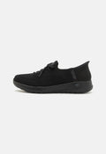 Schwarzer Sportschuh mit atmungsaktivem Mesh-Obermaterial, flachen Schnürsenkeln, gepolstertem Kragen und flexibler Sohle mit strukturiertem Außensohle für besseren Halt.
