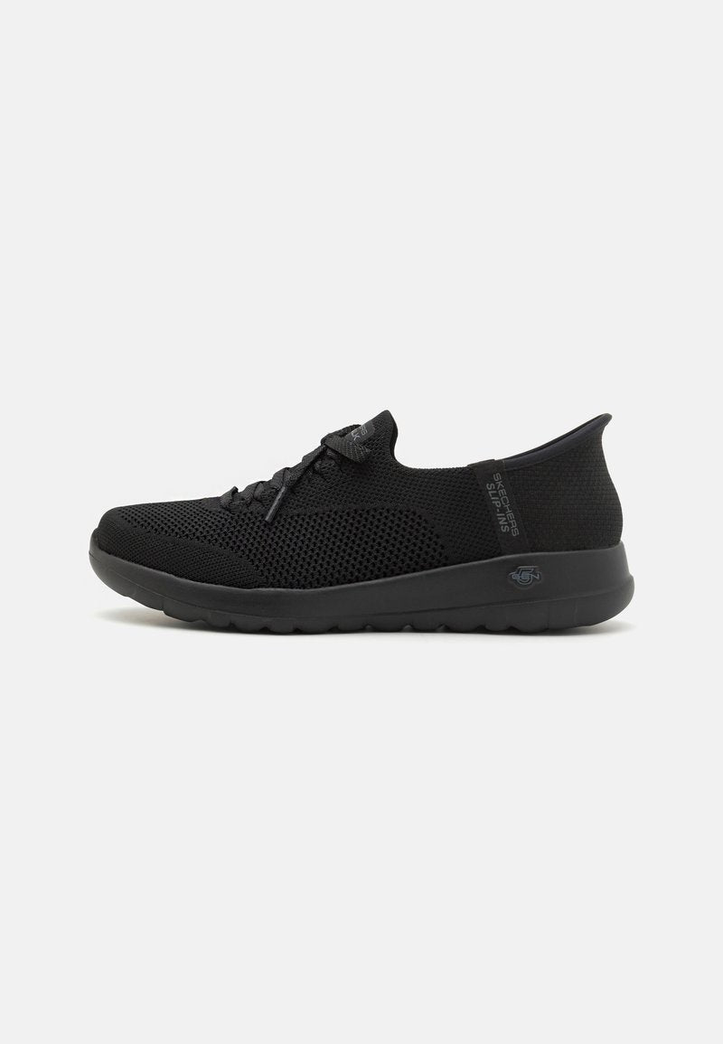 Schwarzer Sportschuh mit atmungsaktivem Mesh-Obermaterial, flachen Schnürsenkeln, gepolstertem Kragen und flexibler Sohle mit strukturiertem Außensohle für besseren Halt.