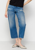 Himmelblaue, mittelhoch geschnittene, cropped Jeans mit fransigen Details. Glatte, denimartige Textur. Kombiniert mit beigen, offenen Heels mit dekorativen Akzenten.