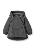 Grauer Windbreaker mit Kapuze, elastischen Bündchen, Vordertasche und kariertem Innenfutter. Hergestellt aus wasserabweisendem Material. Mit Druckknopfverschluss.