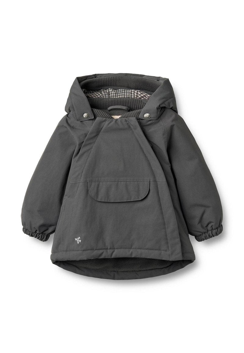 Grauer Windbreaker mit Kapuze, elastischen Bündchen, Vordertasche und kariertem Innenfutter. Hergestellt aus wasserabweisendem Material. Mit Druckknopfverschluss.