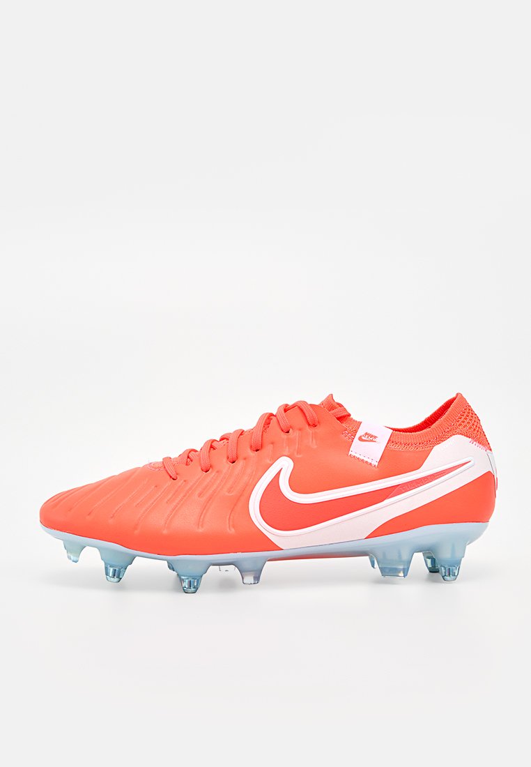 Leuchtend orangefarbener Nike Fußballschuh mit weißem Swoosh-Logo, Schnürverschluss und blauem Noppensohlenprofil für festen Boden.