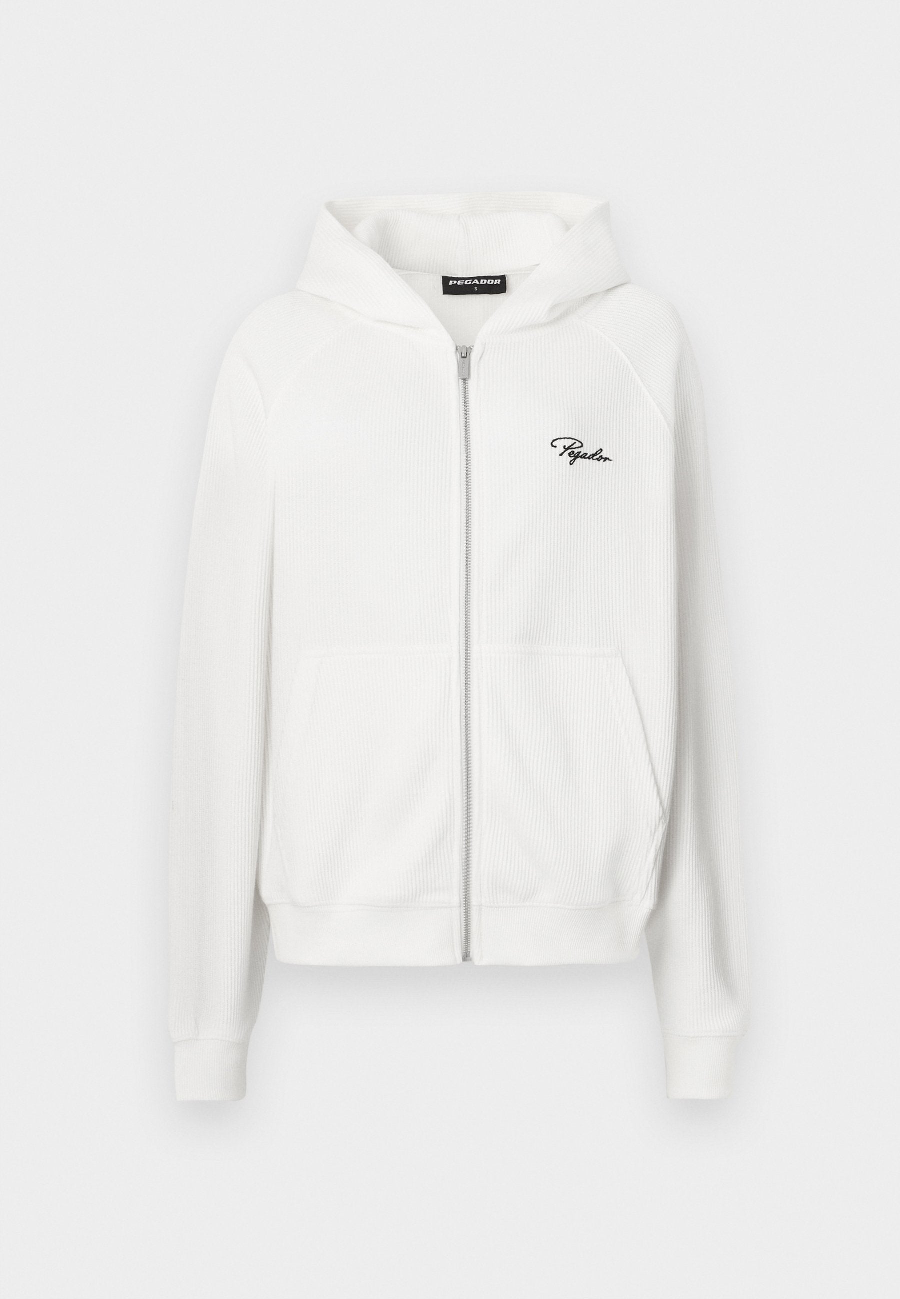 Weißer Zip-Hoodie mit gerippter Textur, Kordelzugkapuze und seitlichen Taschen. Enthält ein kleines schwarzes "P"-Logo auf der linken Brust.
