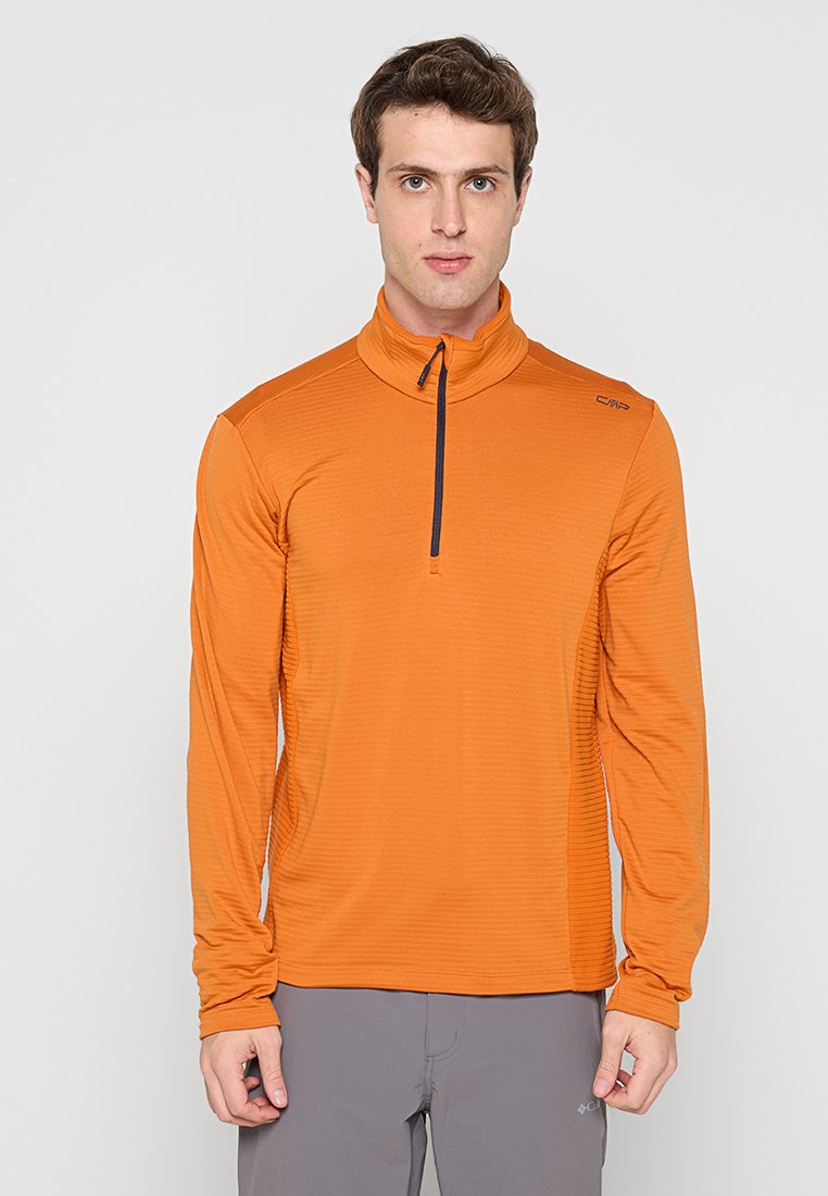 Orangenes Langarmshirt mit Reißverschluss bis zur Brust und strukturiertem Muster; verfügt über einen hohen Kragen und einen kontrastierenden schwarzen Reißverschluss, hergestellt aus leichtem Stoff.
