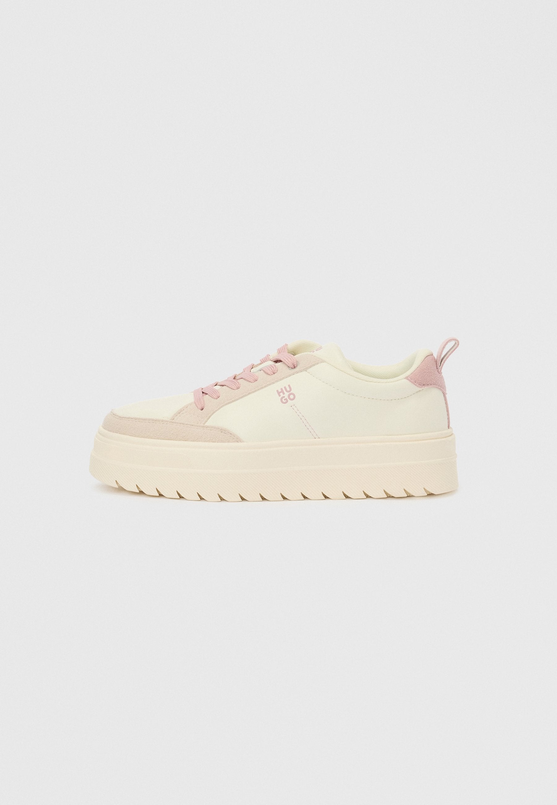 Helle cremefarbene Sneaker mit rosa Wildlederakzenten, Gummisohle, runder Zehenpartie und Schnürverschluss. Mit Logodetail an der Seite.