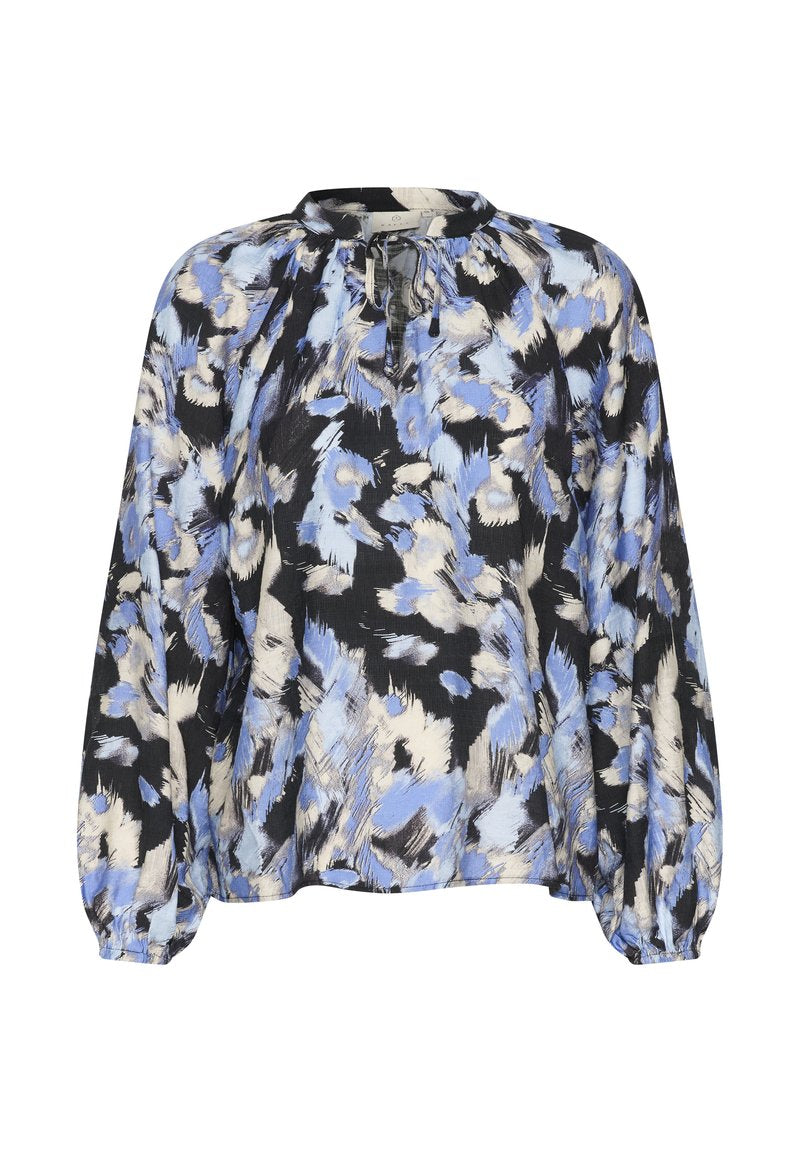 Blumenbluse in Hellblau, Schwarz und Creme, mit rundem Halsauschnitt und Bändern, langen Puffärmeln und lockerer Passform. Texturiertes Stoffdesign.