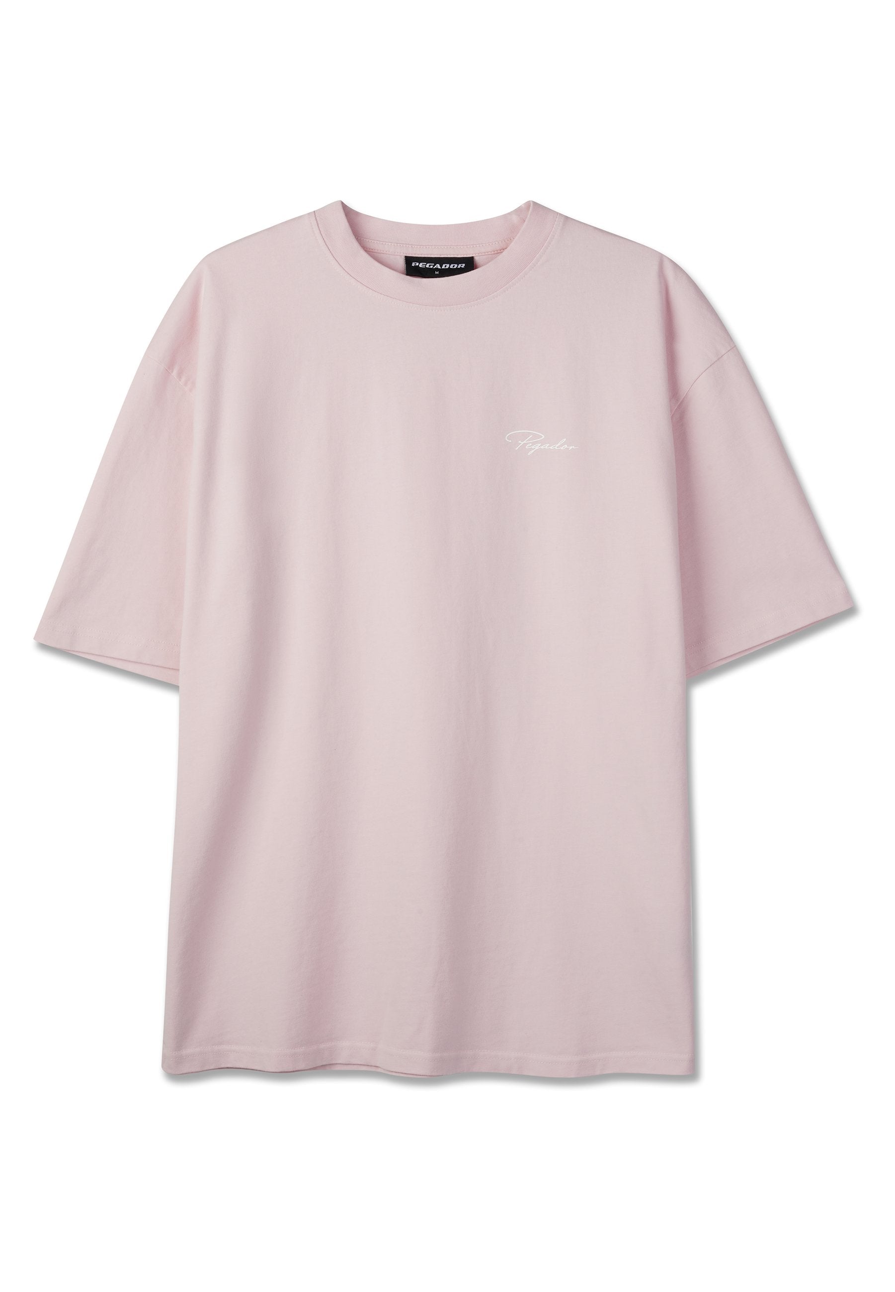 Hellrosa oversized T-Shirt mit kurzen Ärmeln und kleinem weißem "Pegador"-Logo auf der linken Brust.