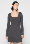 Graues geripptes Strickkleid mit quadratischem Ausschnitt, langen Ärmeln und verstellbarem Bindeband am Dekolleté. Weicher Stoff und ausgestellt geschnittene Säume.