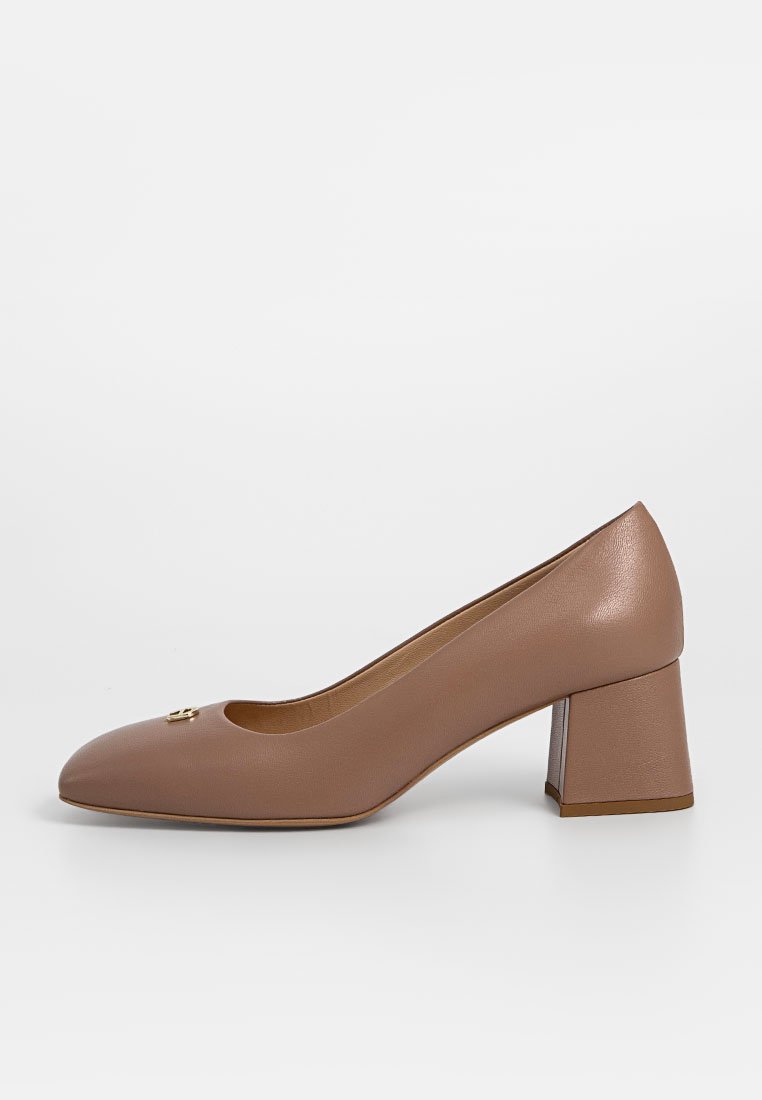 Braune Leder-Mid-Heel-Pumps mit einem quadratischen Blockabsatz und kleinem goldenen Emblem auf der abgerundeten Zehe.
