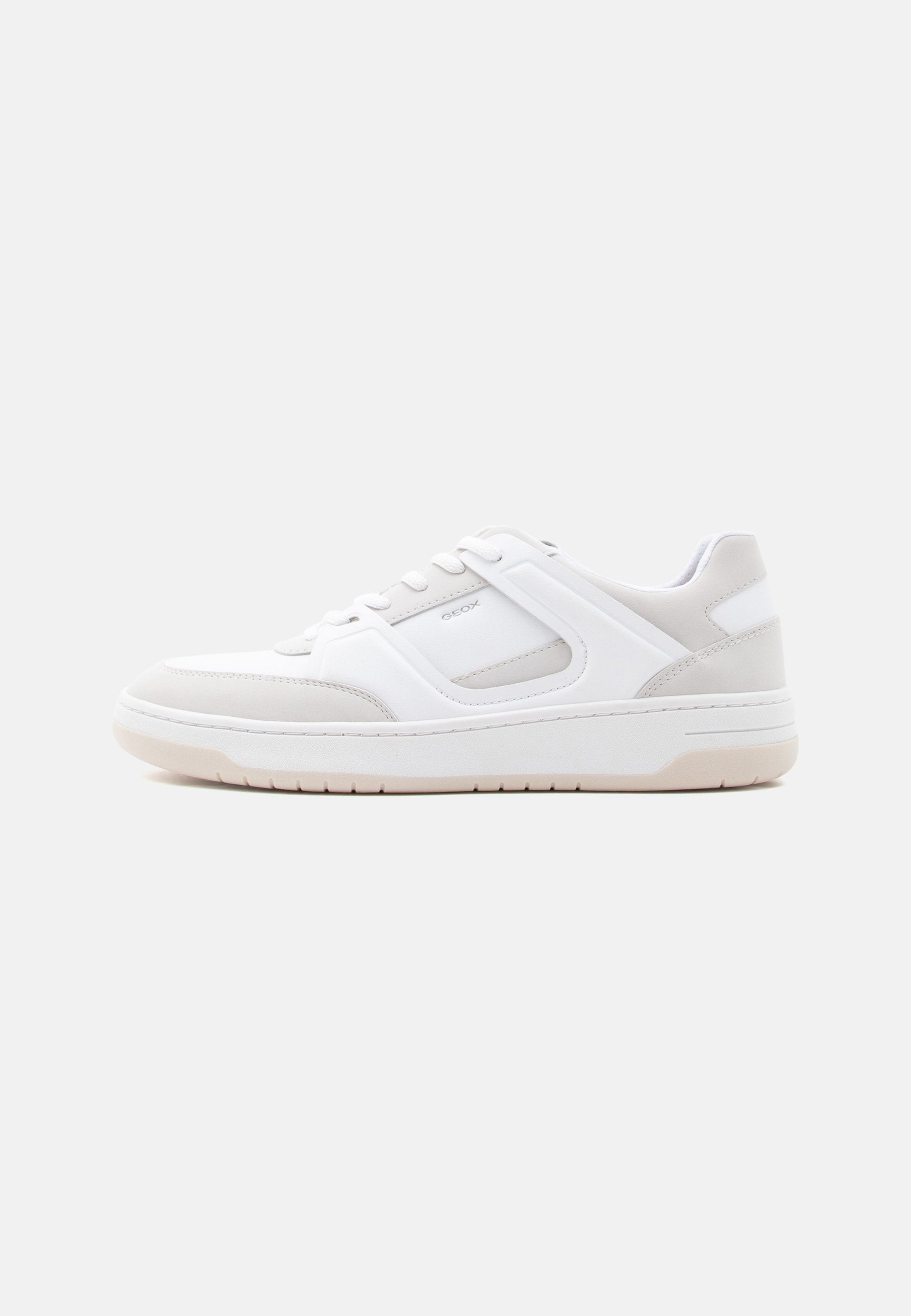 Schwarzer Sneaker in Weiß und hellem Beige mit Schnürverschluss, gepolstertem Kragen und Gummisohle vor einfachem hellem Hintergrund.
