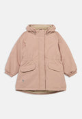 Helles rosa Hoodie mit softem Fleece-Futter, elastischen Bündchen und zwei Fronttaschen. Einfaches Design mit minimalen Akzentdetails.