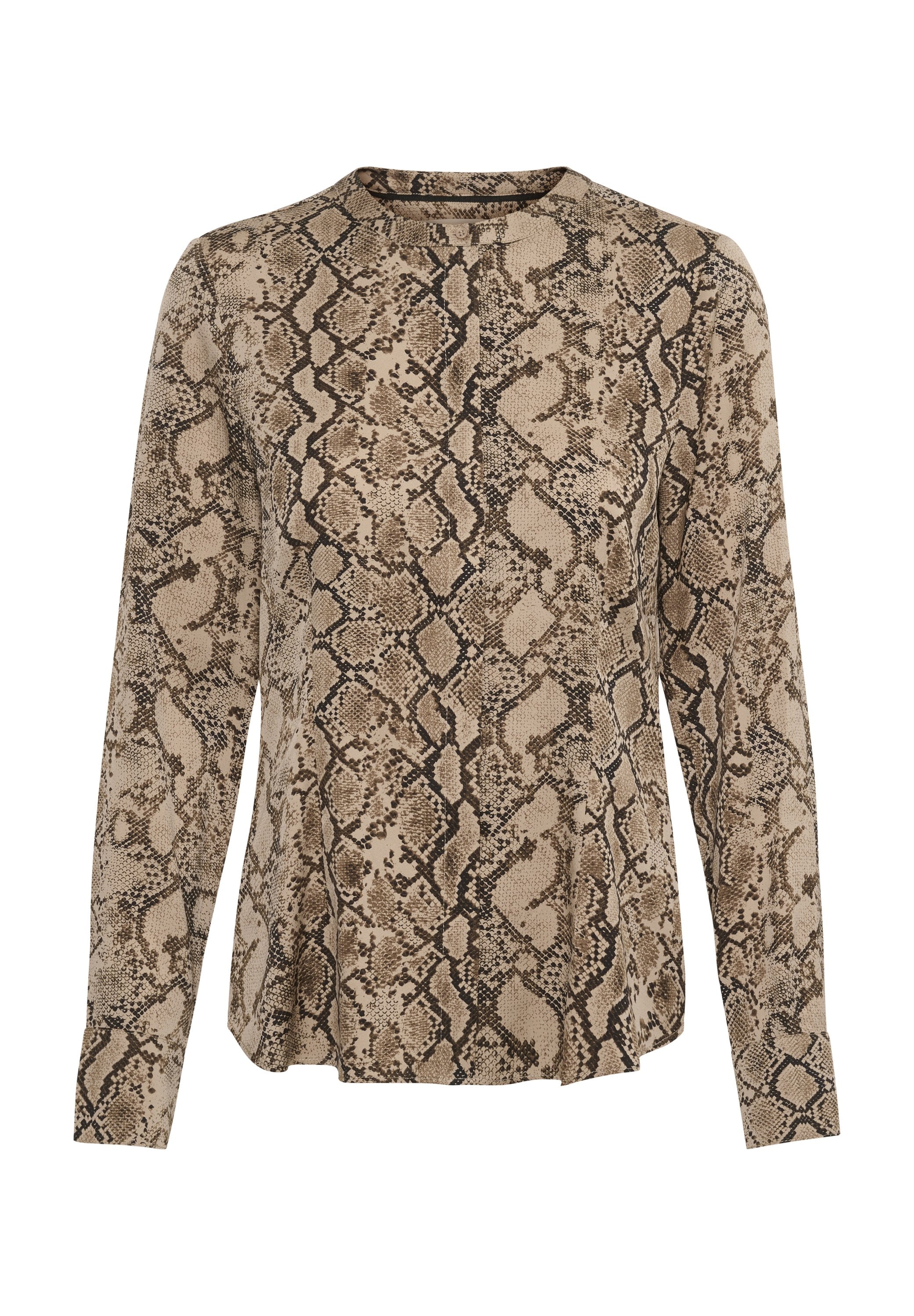 Langärmlige Bluse im beige-braunen Schlangenprint. Weicher Stoff mit glatter Oberfläche und rundem Ausschnitt, leicht lockere Passform.