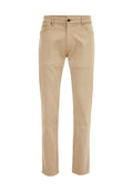 Beige Baumwoll-Denim-Hosen mit schlankem Schnitt, vier Taschen und einem Knopfverschluss vorne. Verfügt über subtile Nähte entlang der Säume.