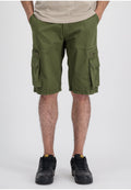 Olivgrüne Cargo-Shorts mit mehreren Taschen und einem lockeren Schnitt. Hergestellt aus leichtem Stoff, mit genähten Nähten und gerader Passform.