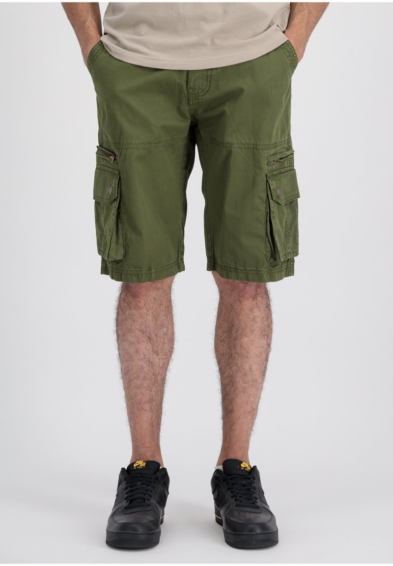 Olivgrüne Cargo-Shorts mit mehreren Taschen und einem lockeren Schnitt. Hergestellt aus leichtem Stoff, mit genähten Nähten und gerader Passform.