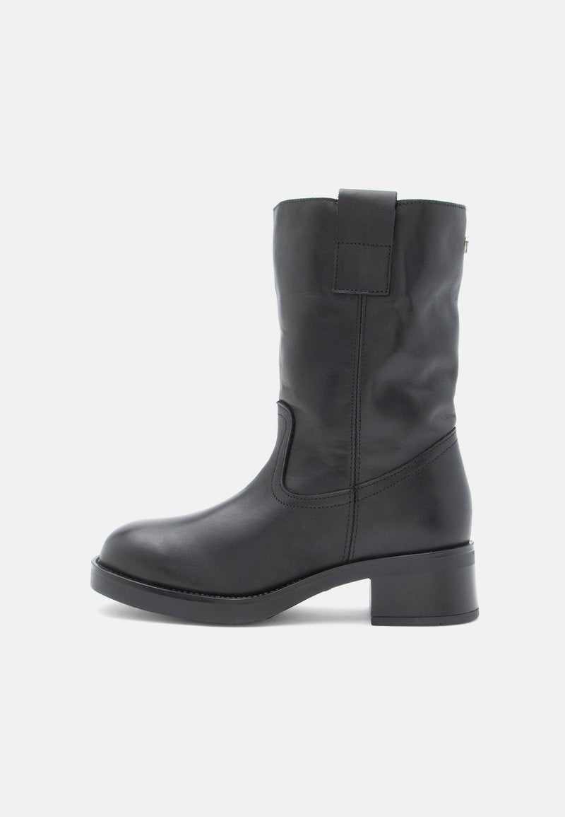 Schwarze Leder-Stiefelette mit quadrater Spitze, niedrigem Blockabsatz, elastischen Seitenpaneelen und einer Zuglasche auf der Rückseite für ein einfaches An- und Ausziehen.