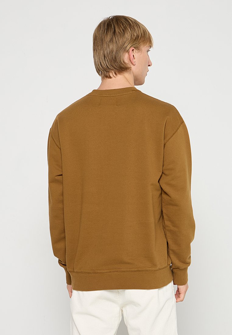 REVOLUTION REGULAR FIT