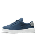 Blauer Sneaker aus glattem synthetischem Material, mit einer strukturierten Oberseite, weißer Gummisohle und einem eingeprägten Logo an der Seite.