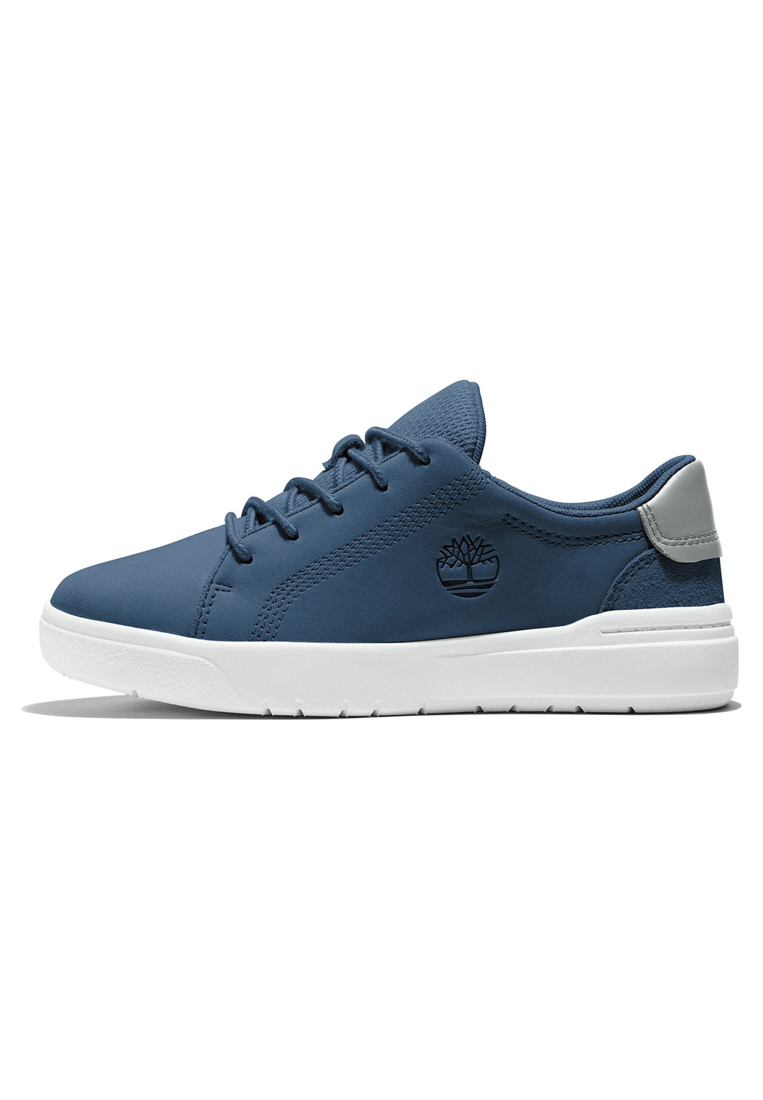 Blauer Sneaker aus glattem synthetischem Material, mit einer strukturierten Oberseite, weißer Gummisohle und einem eingeprägten Logo an der Seite.