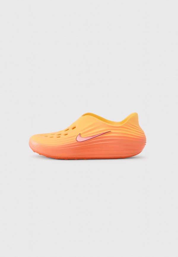 Nike Sportswear REACTX REJUVEN8 UNISEX - Slip-ons - topaz gold-coloured/light crimson/turf orange